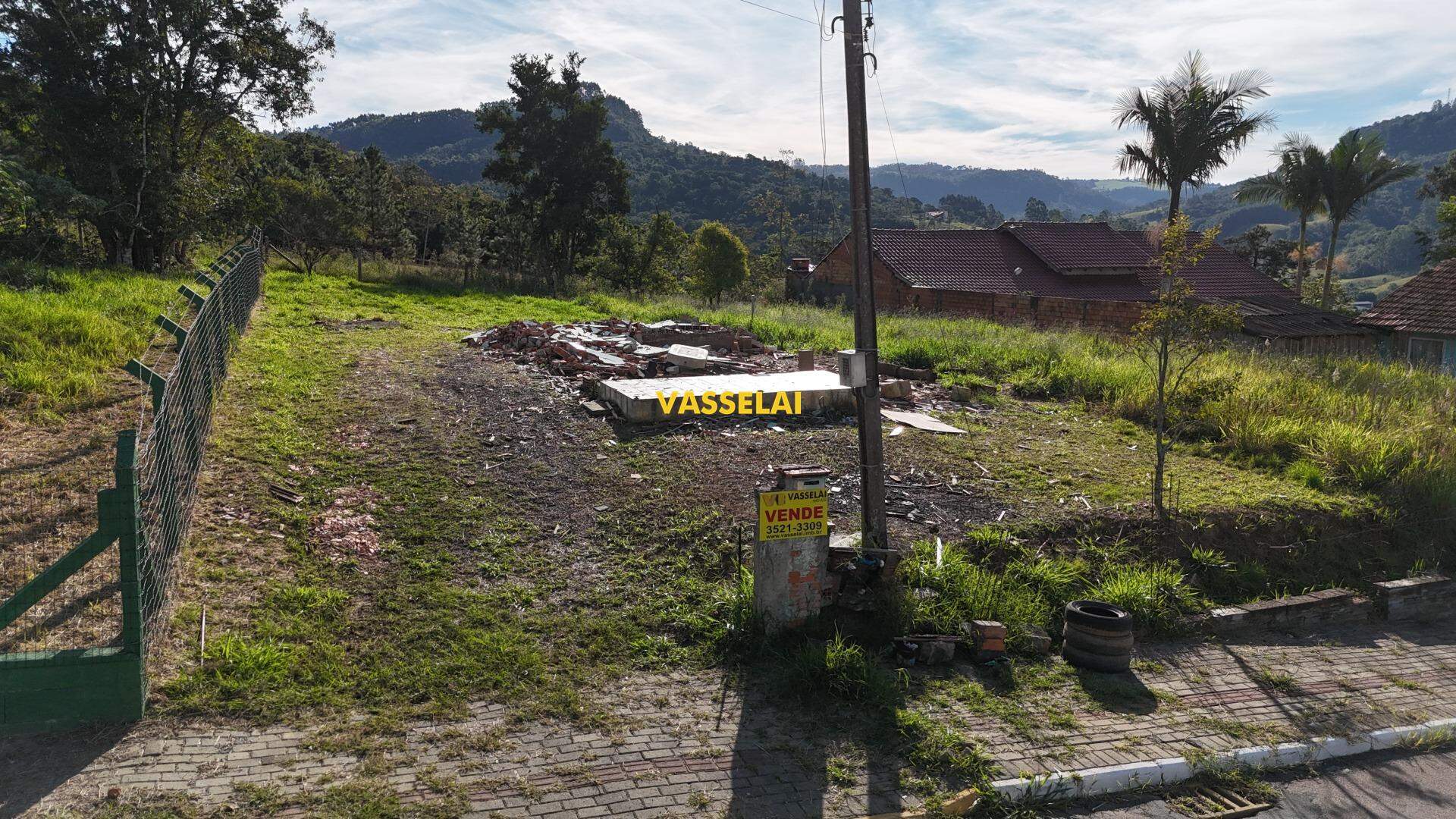 Terreno à venda no Fundo Canoas: 