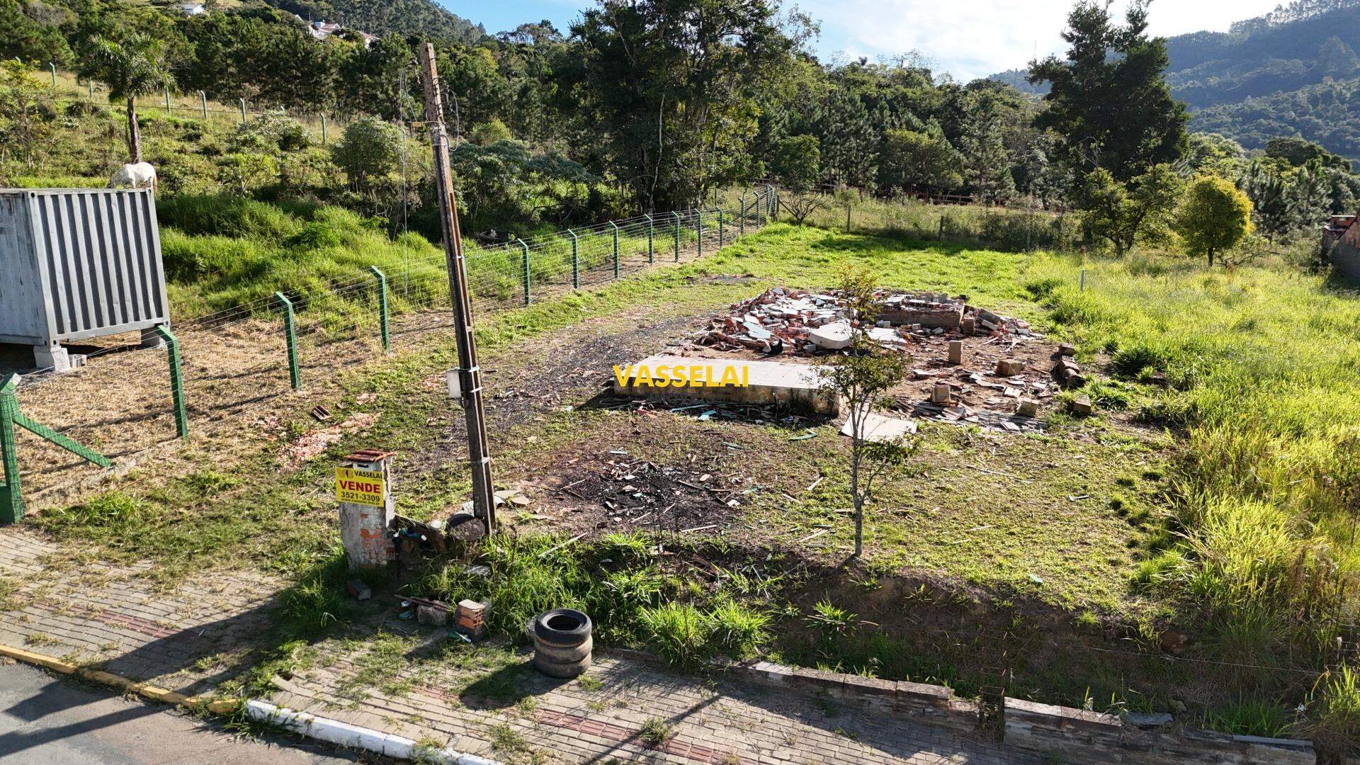 Terreno à venda no Fundo Canoas: 