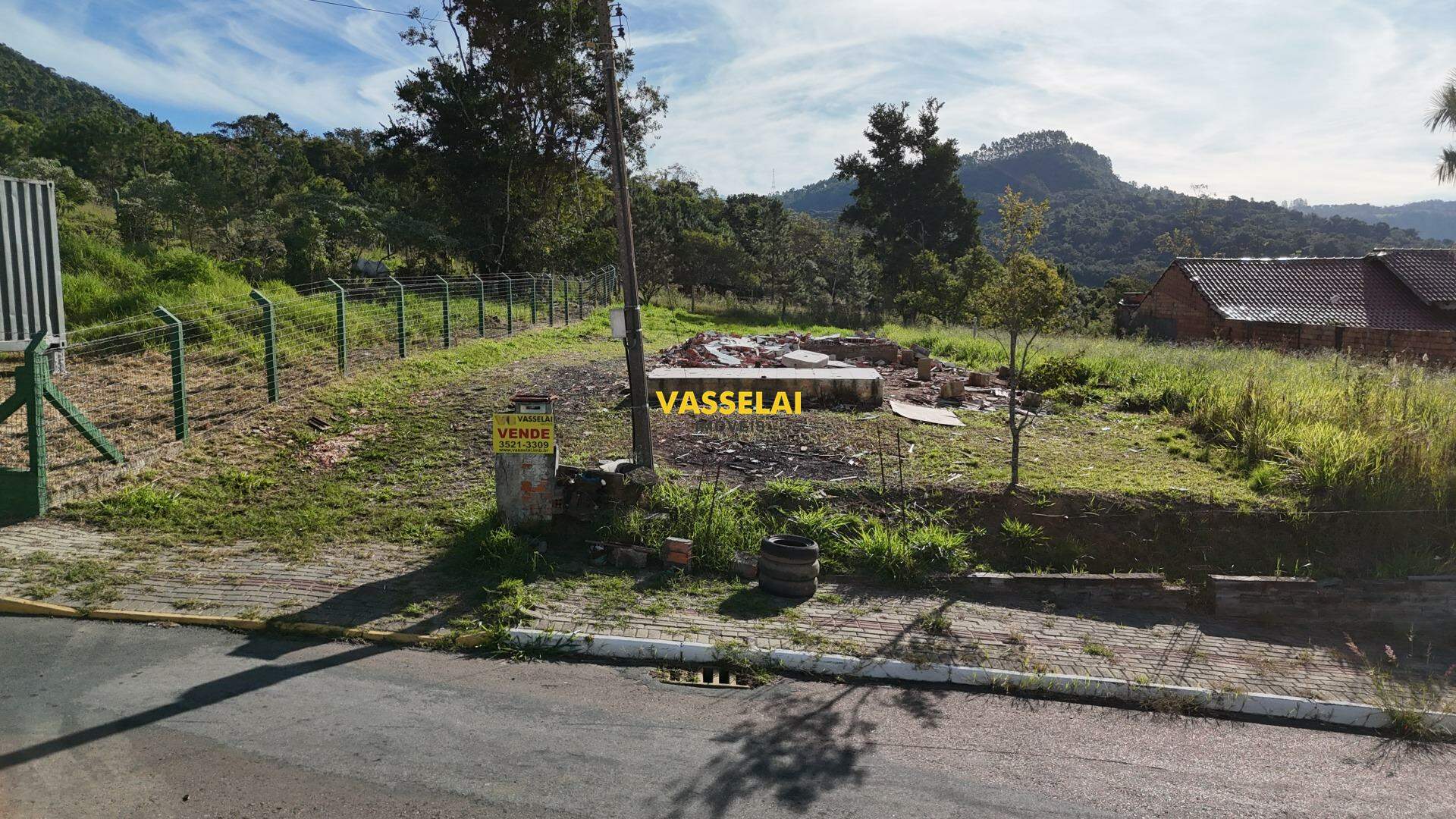 Terreno à venda no Fundo Canoas: 