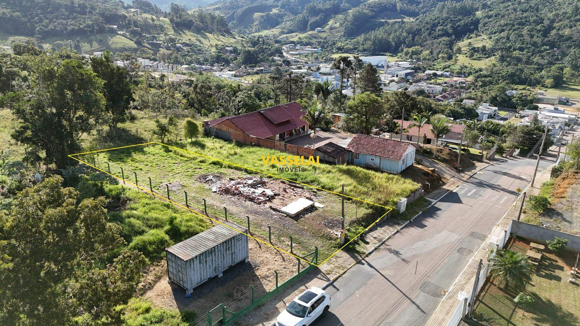 Terreno à venda no Fundo Canoas: 