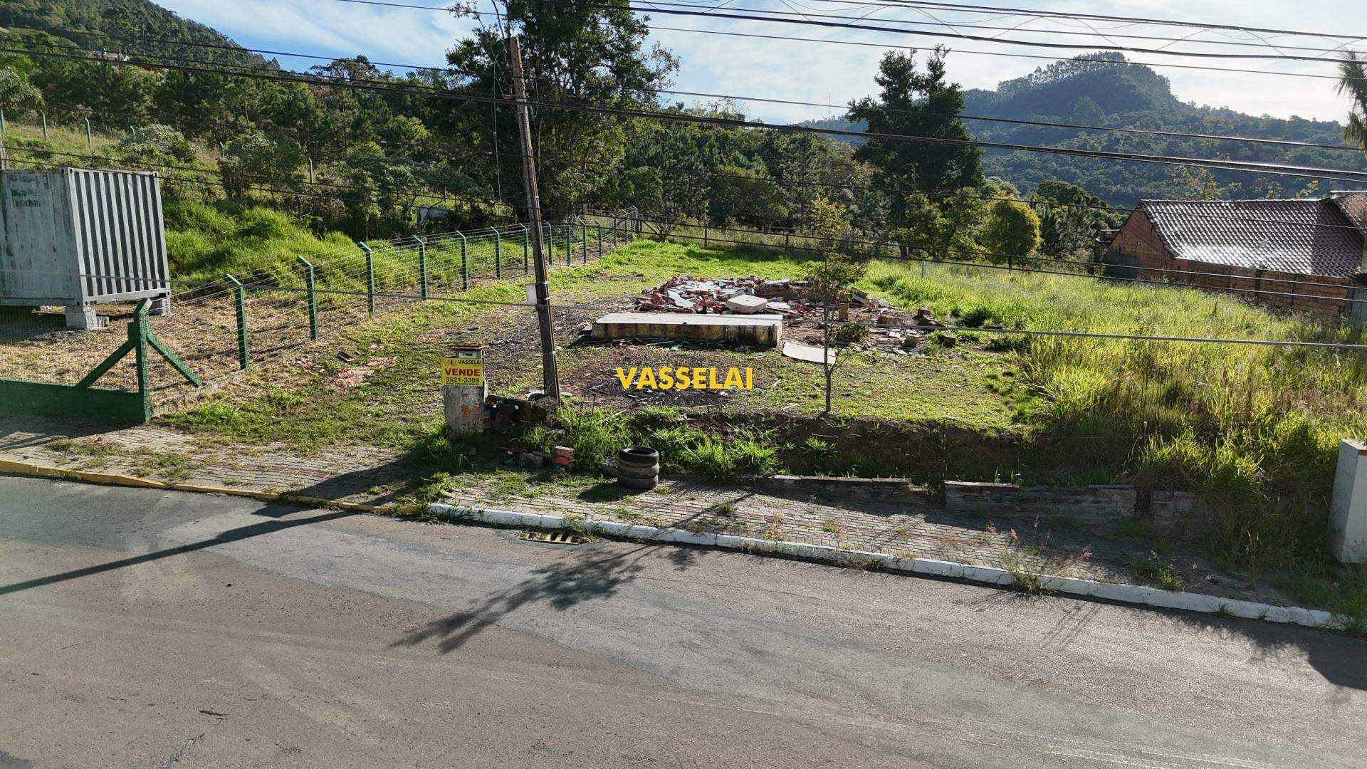 Terreno à venda no Fundo Canoas: 