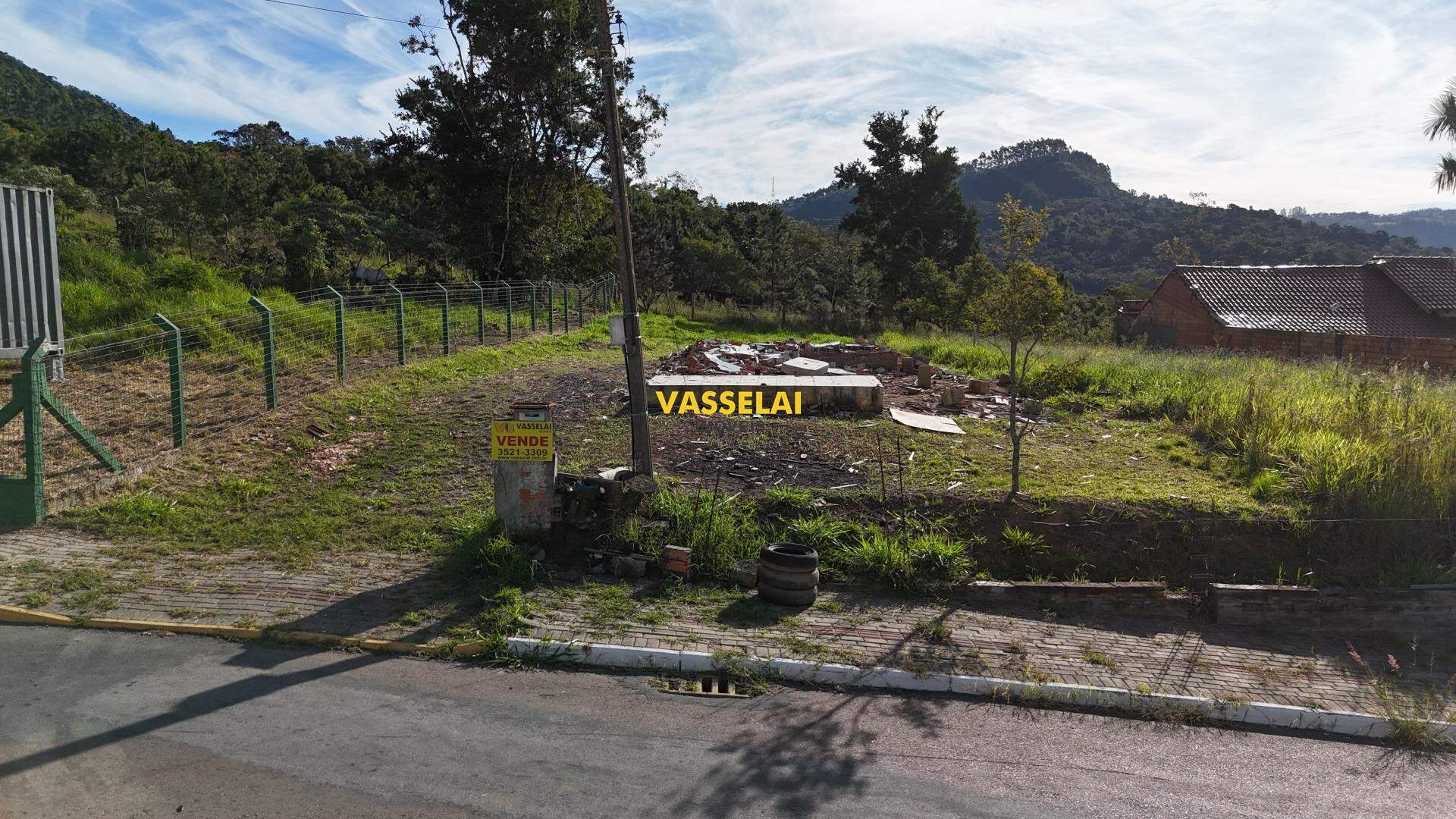 Terreno à venda no Fundo Canoas: 
