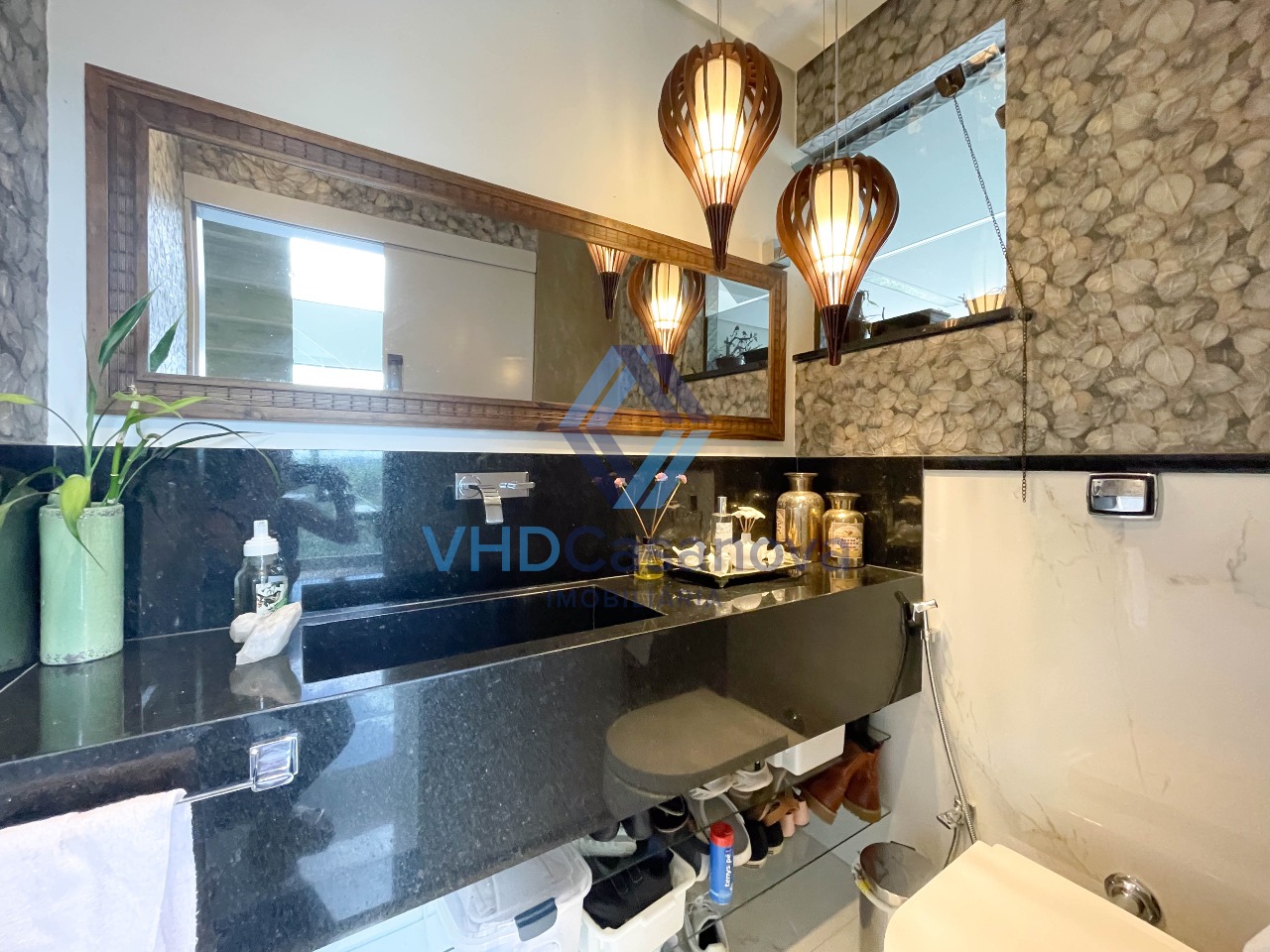 Casa à venda no Caminho dos Lagos: Lavabo