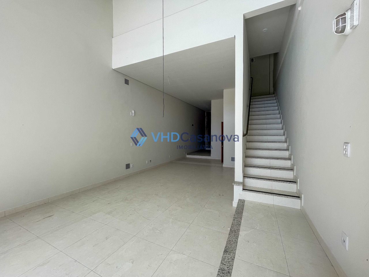 Loja à venda no Santo Antônio:  1ºPISO: ESCADA ACESSO 2º PISO