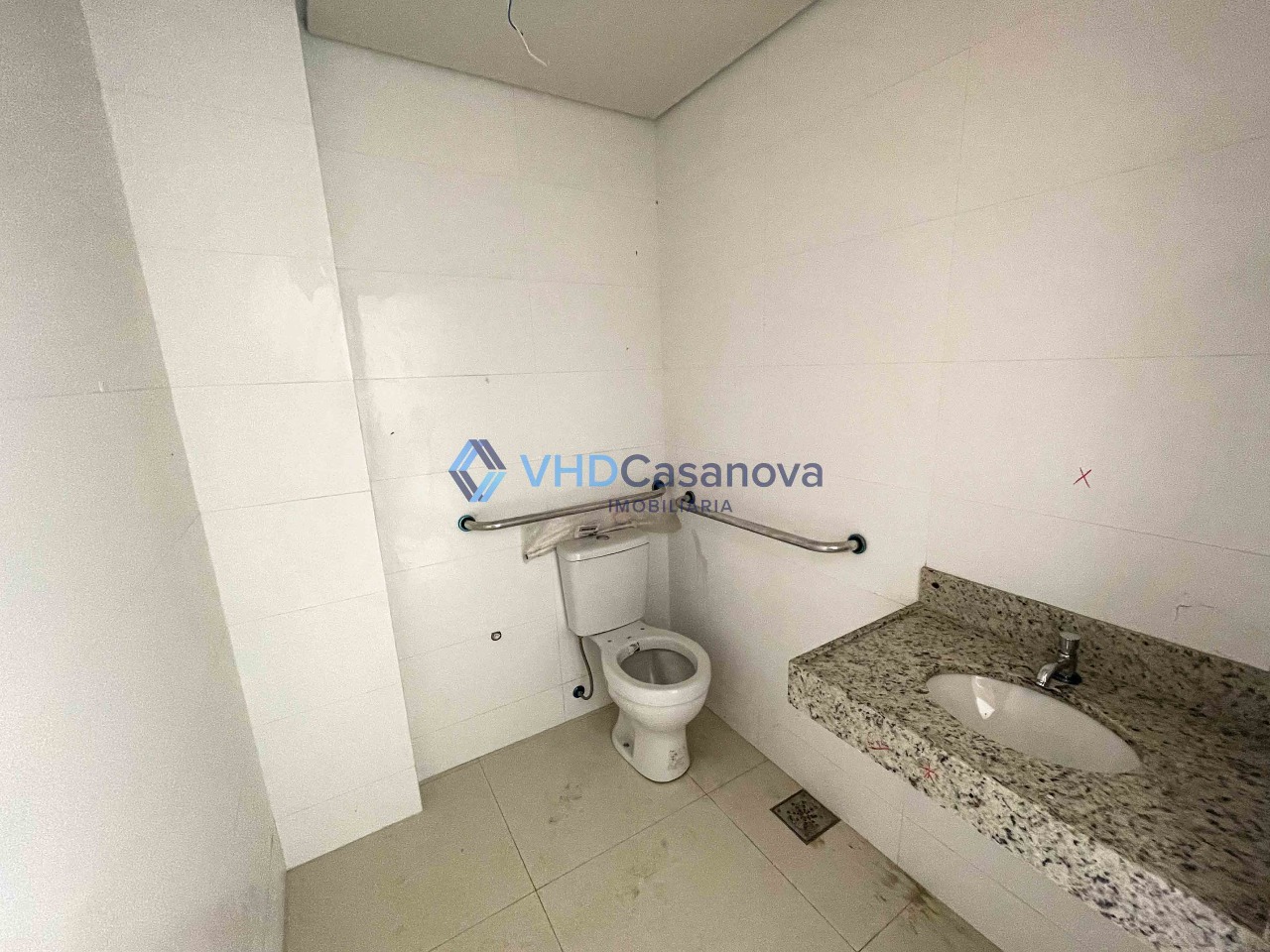 Loja à venda no Santo Antônio:  1ºPISO: BANHEIRO COM ADAPTAÇÃO