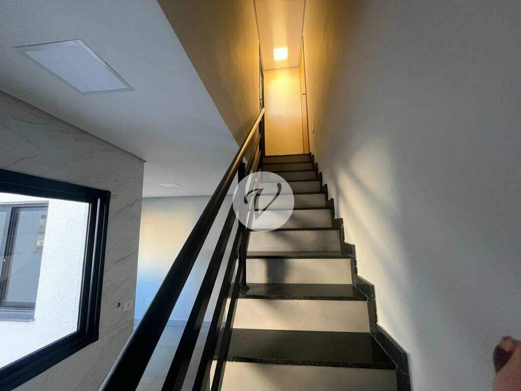 Cobertura à venda no Jardim das Maravilhas: Escada