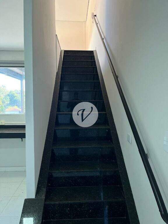 Sala para aluguel no Jardim: Escada para o segundo andar