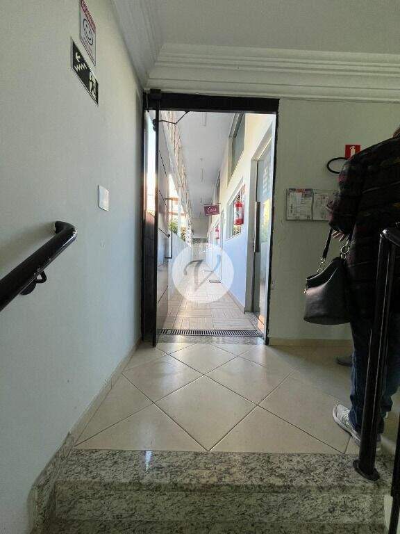 Sala para aluguel no Jardim: corredor para a sala