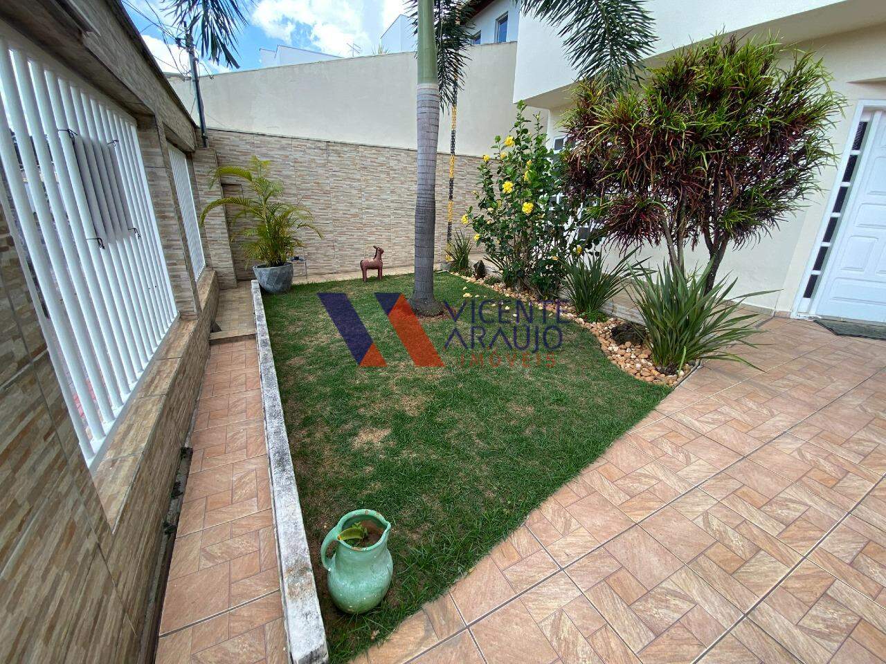 Casa à venda no bairro Ingá Alto: Área externa frente