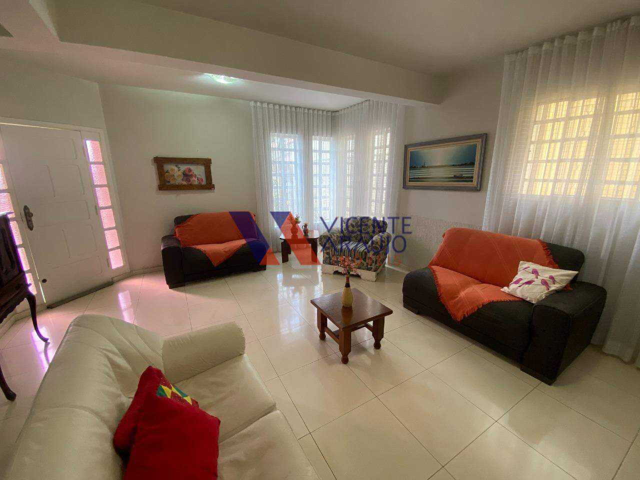Casa à venda no bairro Ingá Alto: Sala de estar