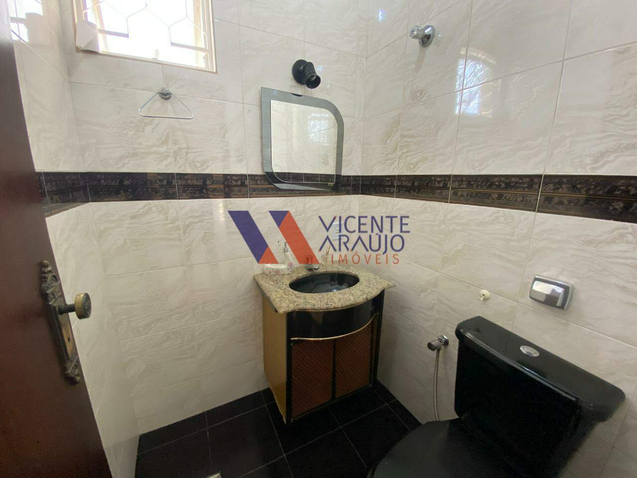 Casa à venda no bairro Ingá Alto: Lavabo
