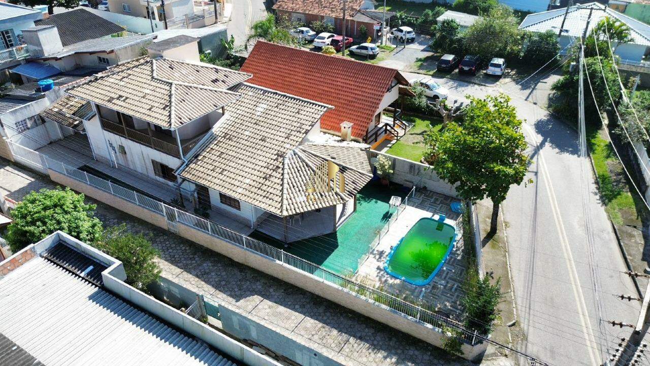 Casa à venda com 4 quartos, 200m² - Foto 1