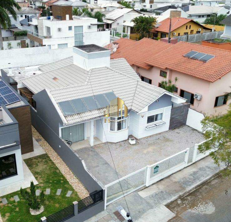 Casa à venda com 4 quartos, 140m² - Foto 1