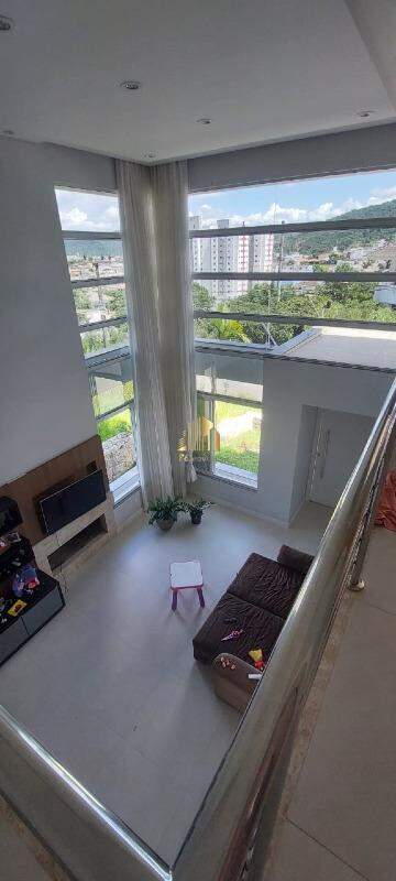 Casa para alugar com 4 quartos, 256m² - Foto 4