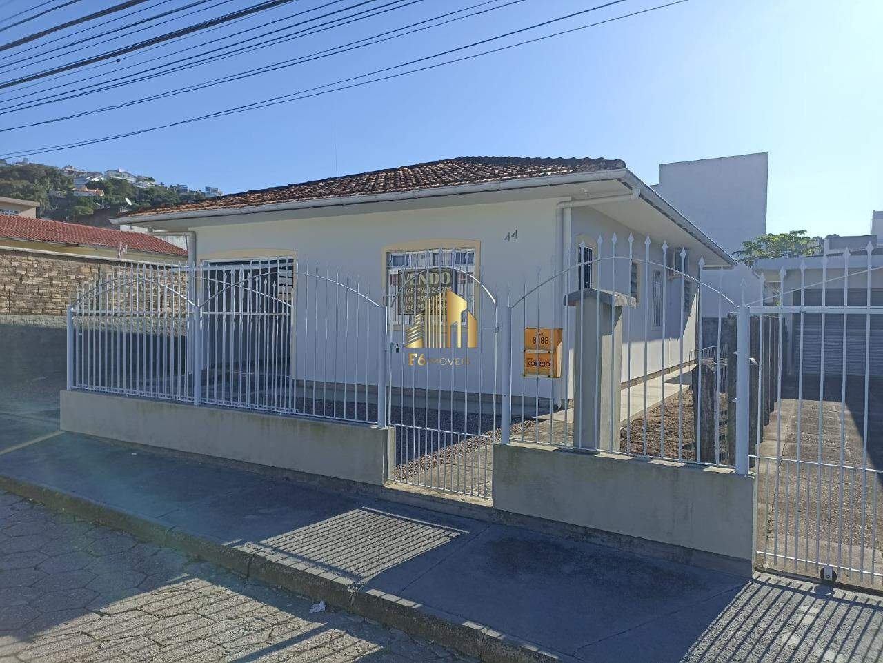 Casa à venda com 4 quartos, 200m² - Foto 2