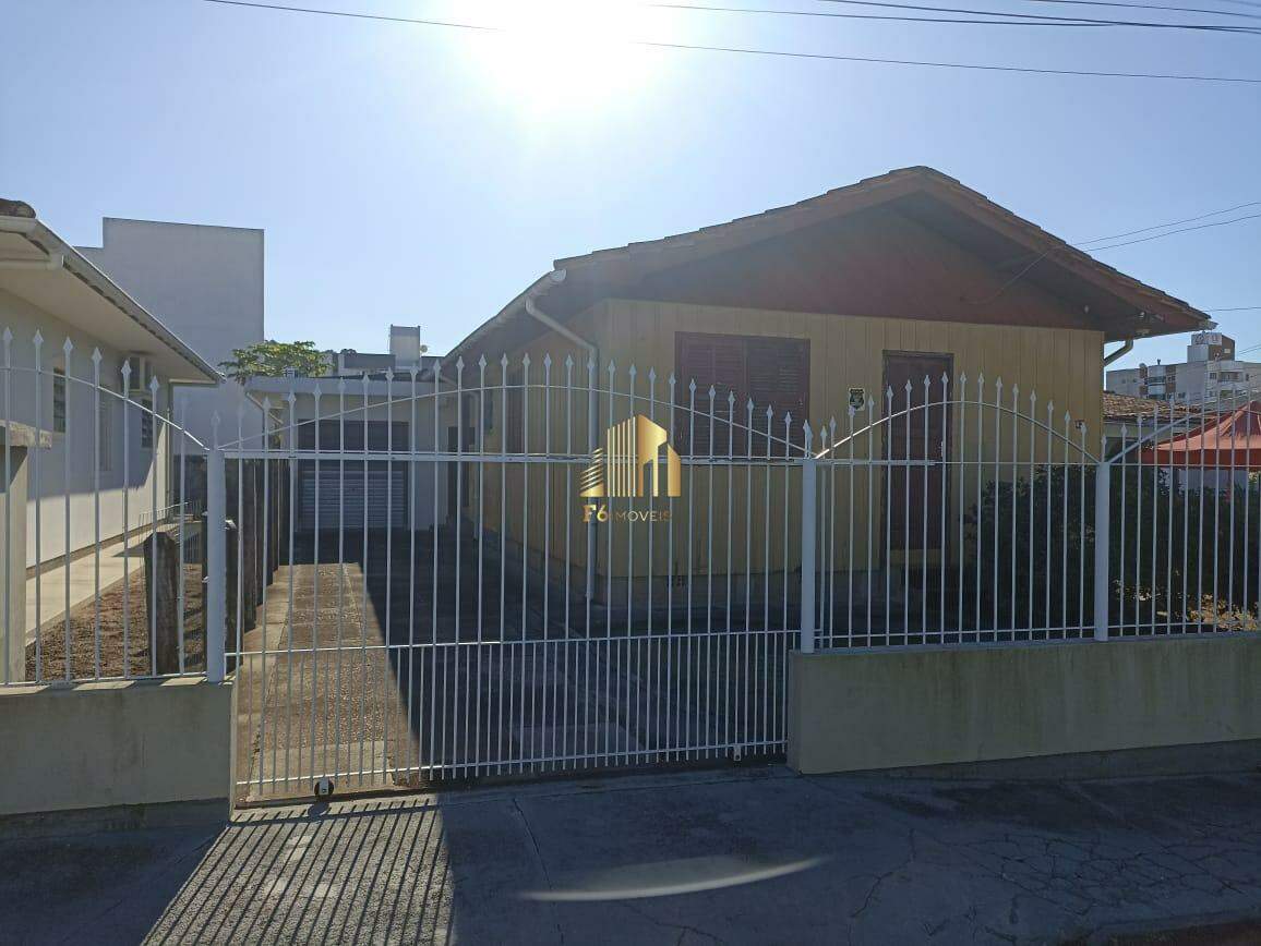 Casa à venda com 4 quartos, 200m² - Foto 1