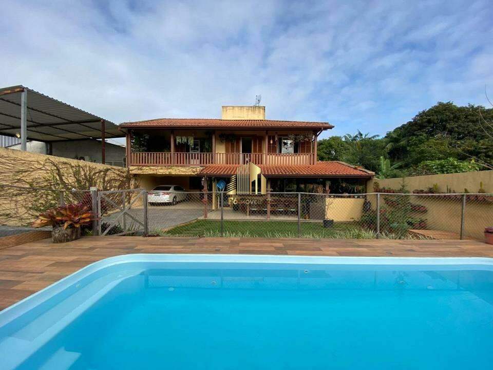 Casa à venda com 3 quartos, 245m² - Foto 1