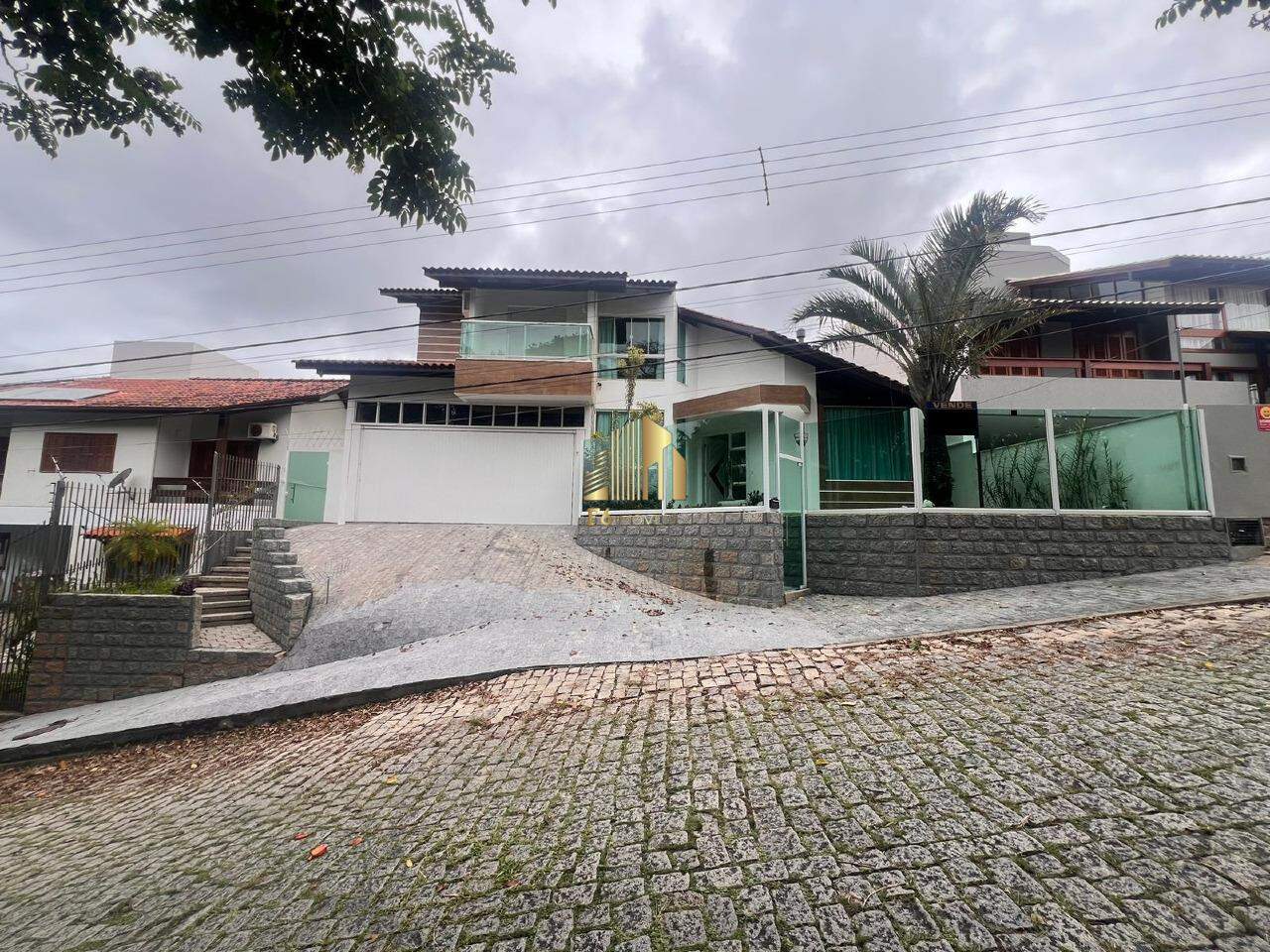 Casa à venda com 3 quartos, 300m² - Foto 1