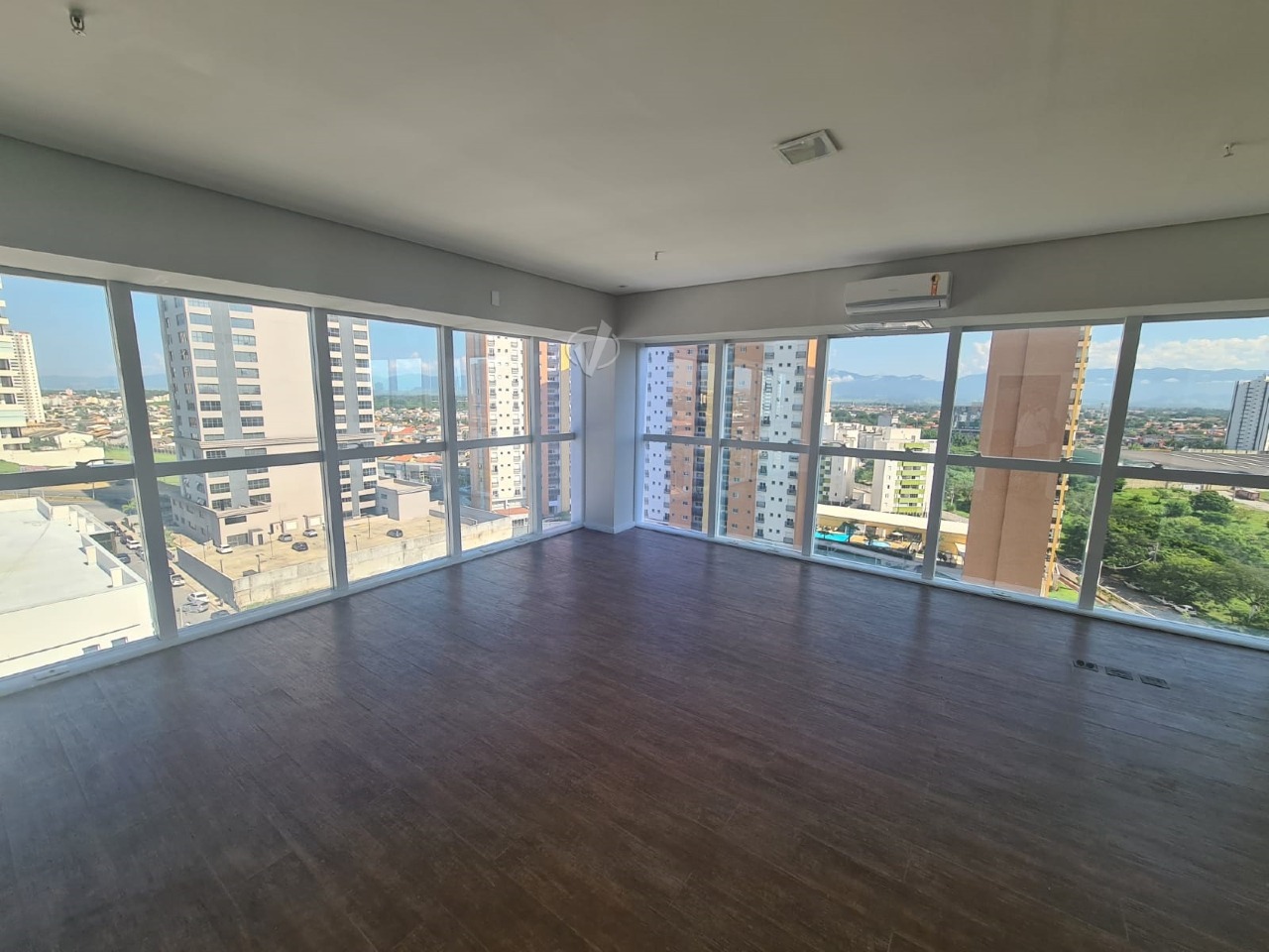 Sala à venda no Loteamento Residencial e Comercial Bosque Flamboyant: 