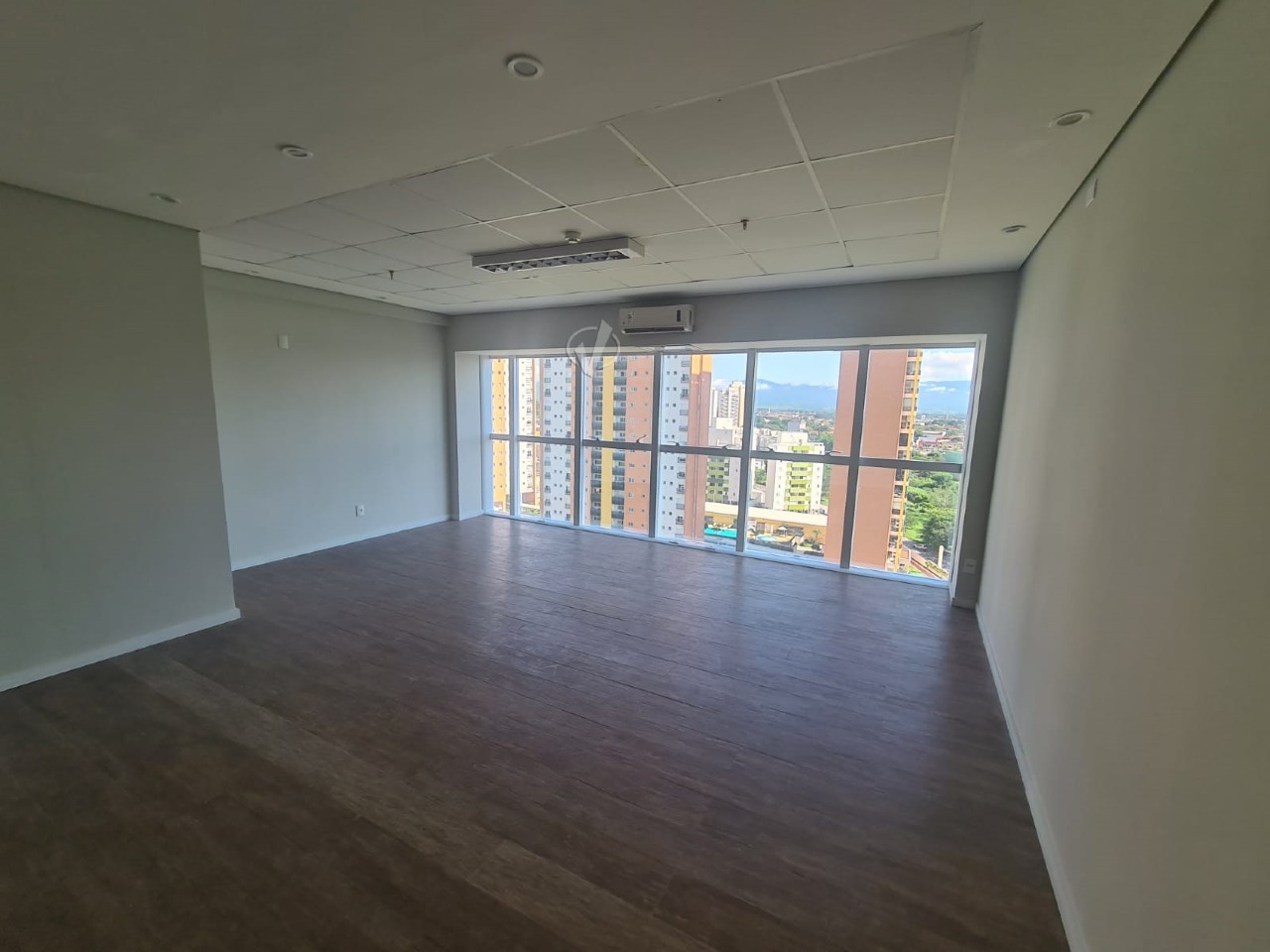 Sala à venda no Loteamento Residencial e Comercial Bosque Flamboyant: 