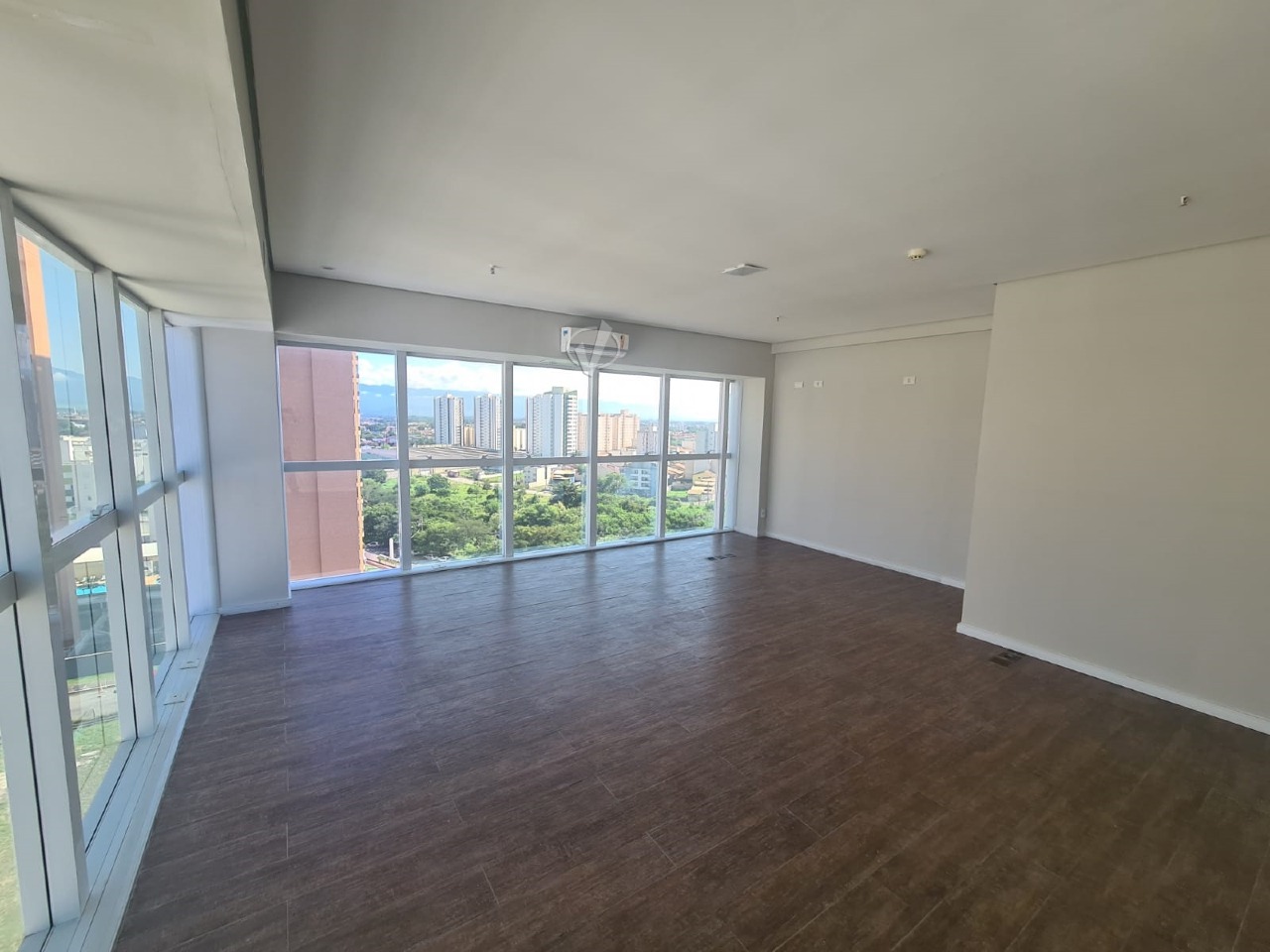 Sala à venda no Loteamento Residencial e Comercial Bosque Flamboyant: 