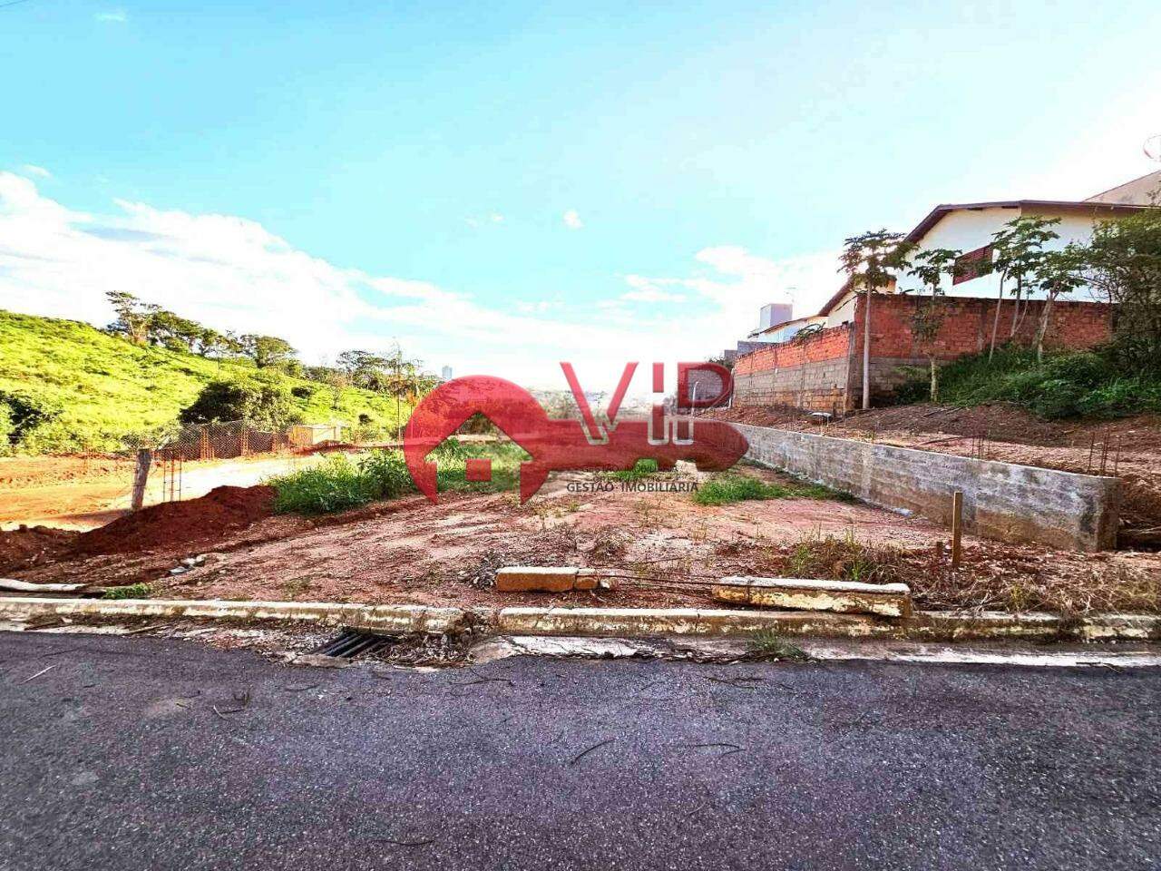 Terreno à venda no Chácara Lasmar: 