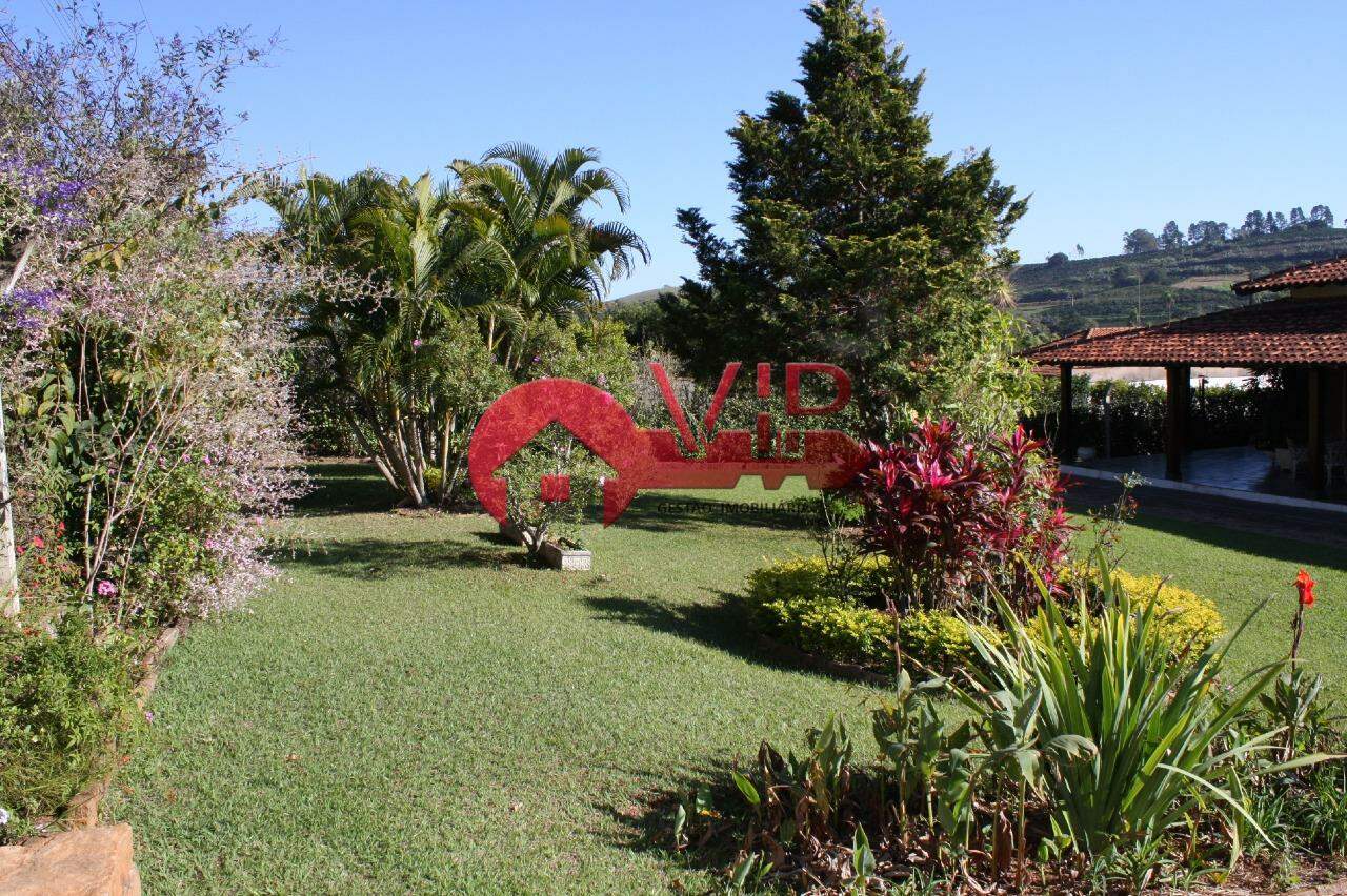 Chácara à venda no Bonsucesso: Jardim da frente