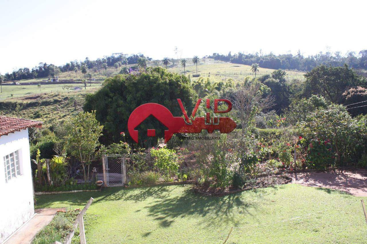 Chácara à venda no Bonsucesso: Jardim lateral