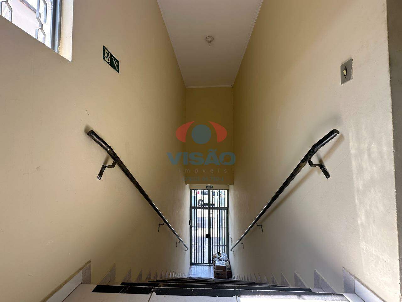 Sala para aluguel no Jardim Bom Princípio: Escada de acesso