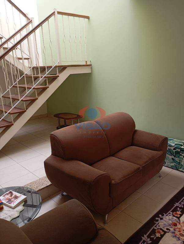 Casa - Sobrado à venda no Jardim Sevilha: Sala de estar