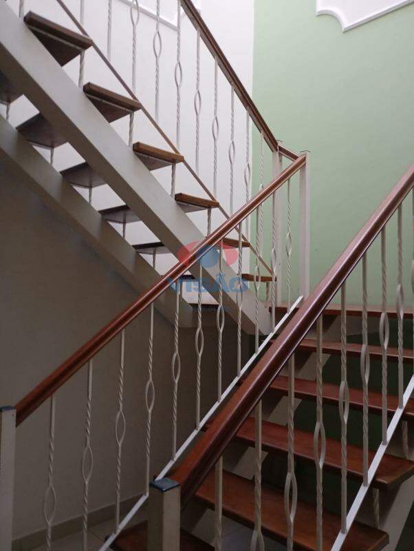 Casa - Sobrado à venda no Jardim Sevilha: Escadas