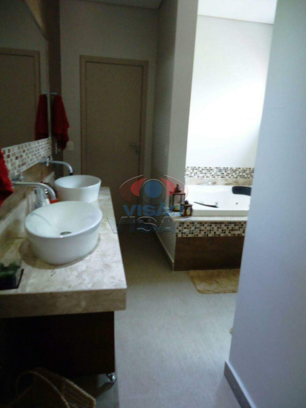 Casa em condomínio à venda no Chácara Areal: Banheiro suite com hidro