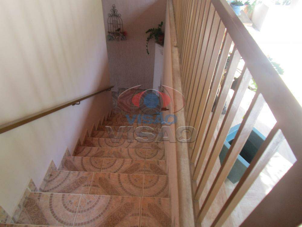 Casa - Sobrado à venda no Jardim Olinda: Escada para o piso superior