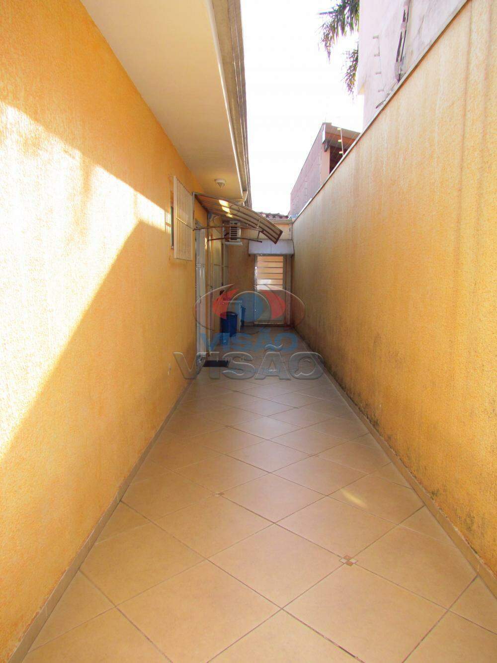 Casa à venda no Chácara Areal: Corredor lateral