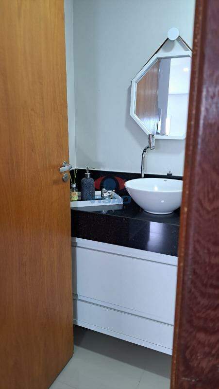 Casa em condomínio à venda no Jardins do Império: 