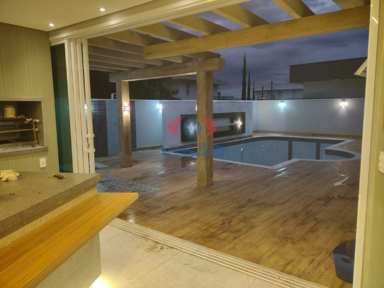 Casa em condomínio à venda no Jardim dos Lagos: 
