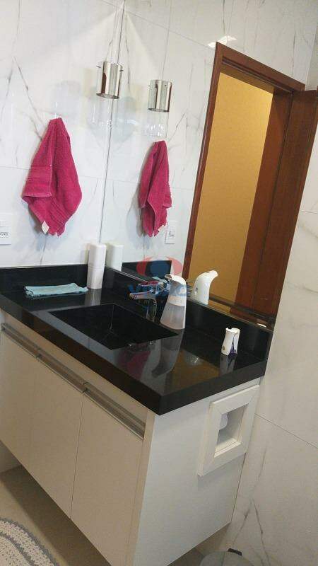 Casa em condomínio à venda no Jardim Mantova: