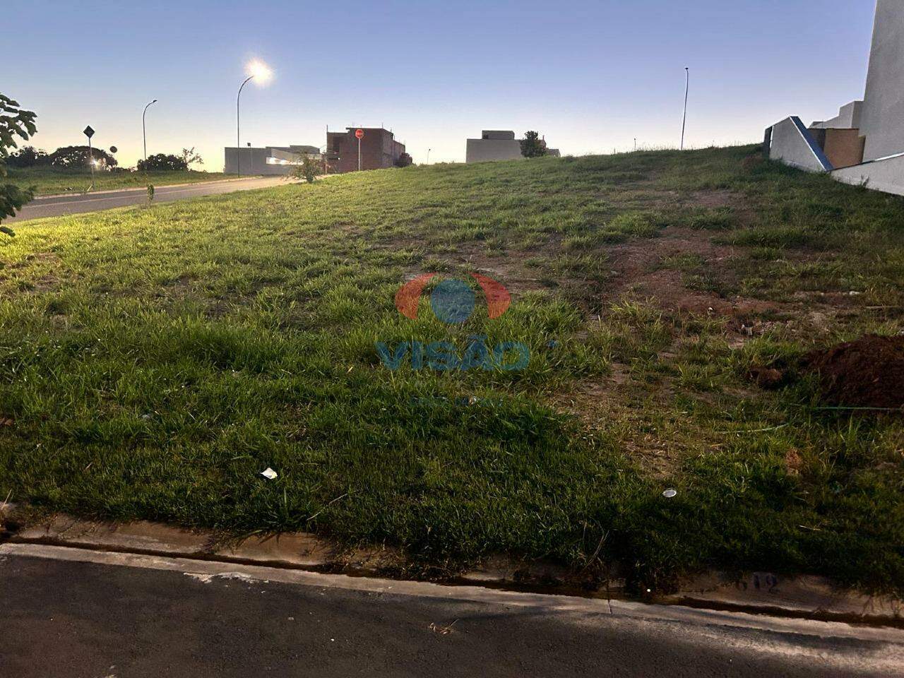Terreno em condomínio à venda no Residencial London Park: 