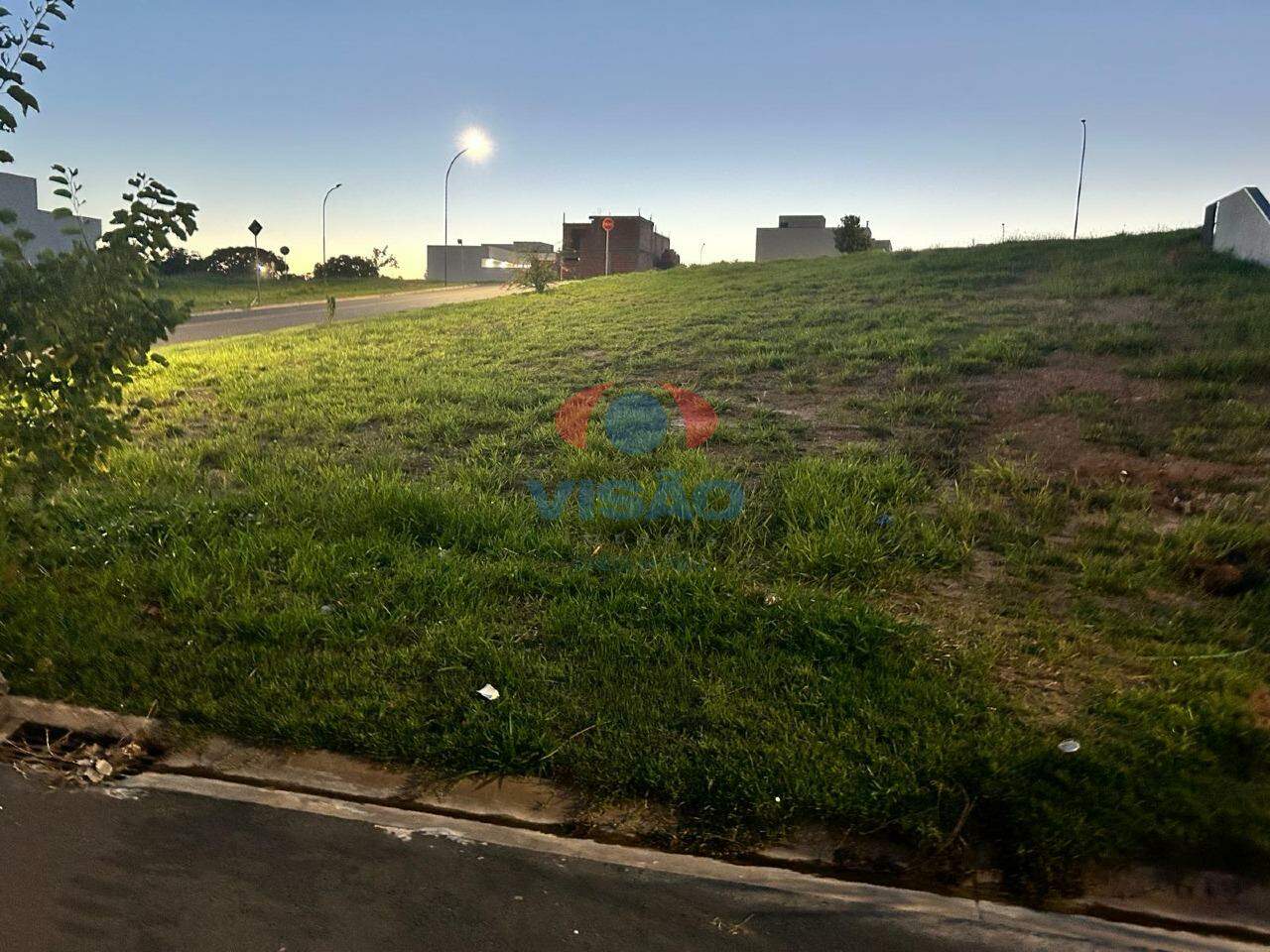 Terreno em condomínio à venda no Residencial London Park: 
