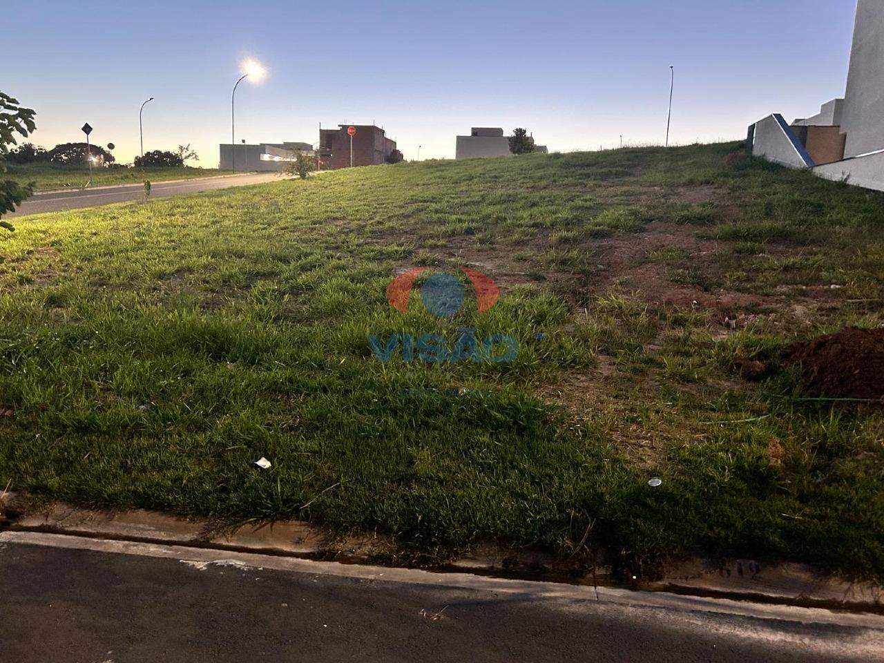 Terreno em condomínio à venda no Residencial London Park: 