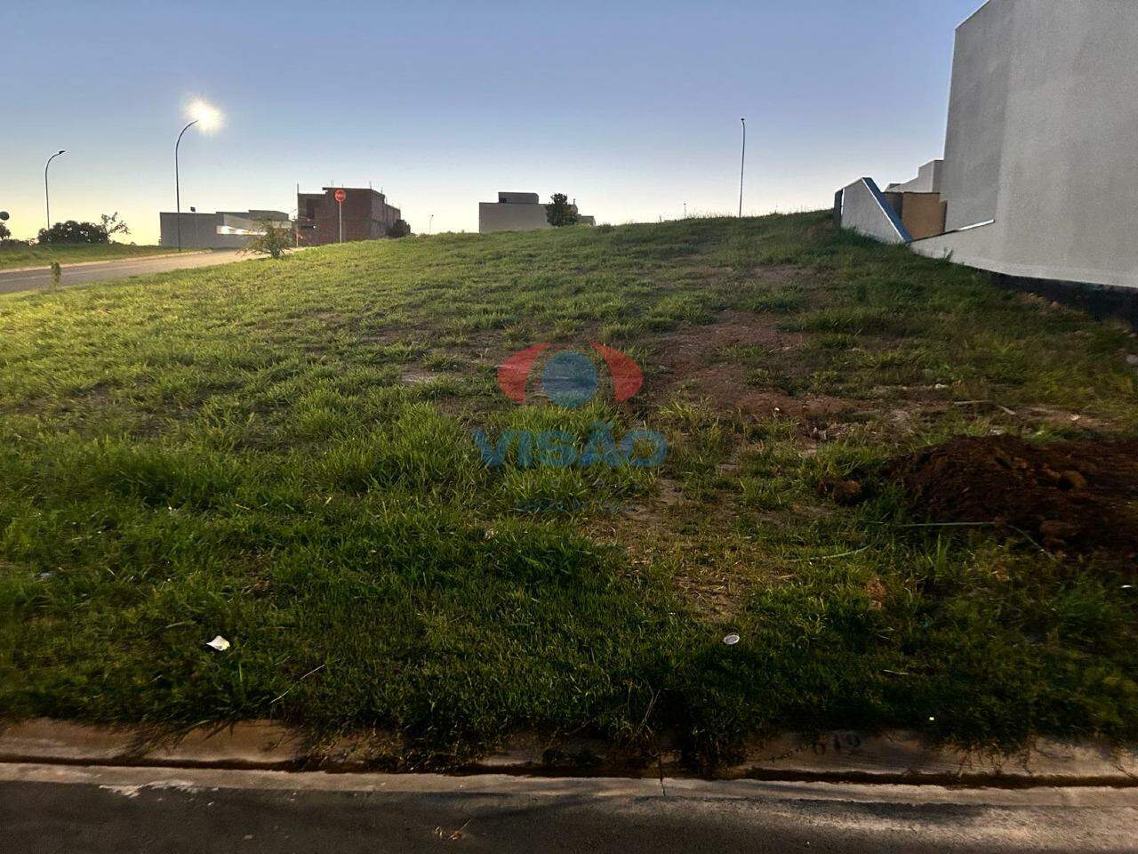 Terreno em condomínio à venda no Residencial London Park: 