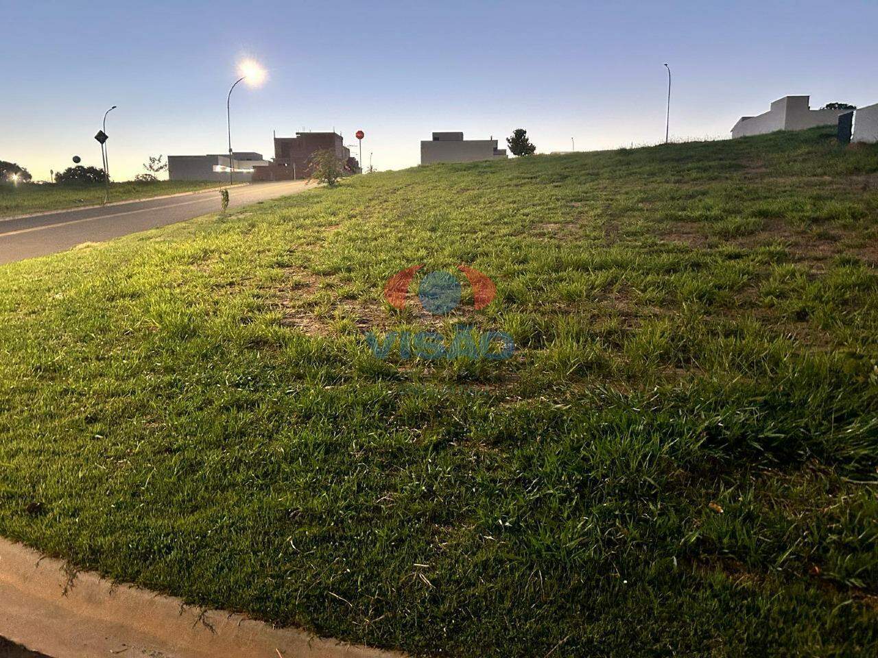 Terreno em condomínio à venda no Residencial London Park: 