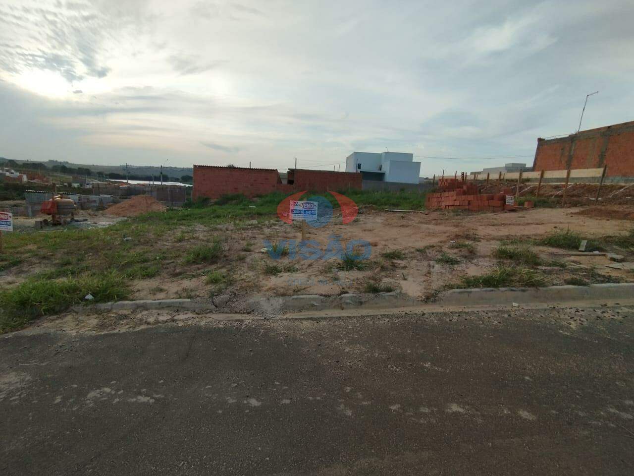 Terreno à venda no Parque Barnabé: 