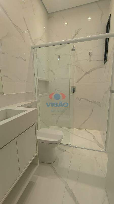 Casa - Sobrado à venda no Jardim Piemonte: Banheiro suíte Terreo