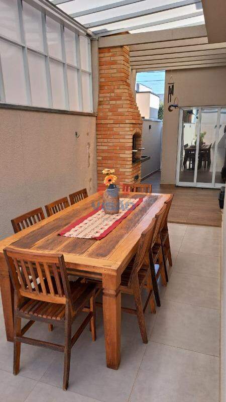 Casa em condomínio à venda no Jardins do Império: