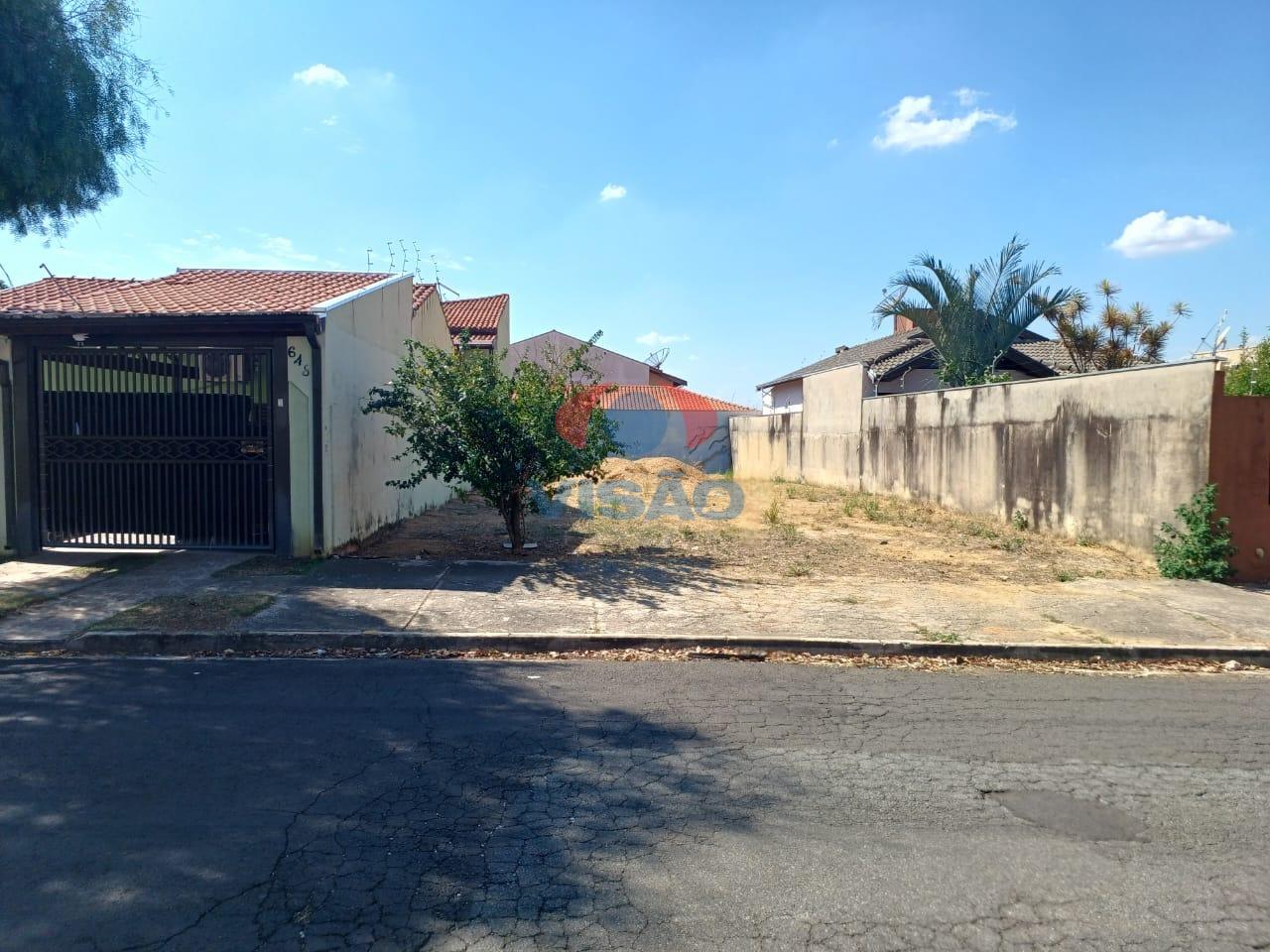 Terreno à venda no Jardim Regina: 