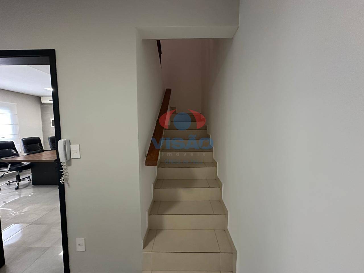 Casa - Comercial para aluguel no Jardim América: escada para piso superior