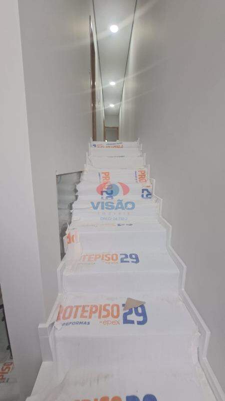 Casa - Sobrado à venda no Vila Todos os Santos: ESCADA PARA QUARTOS