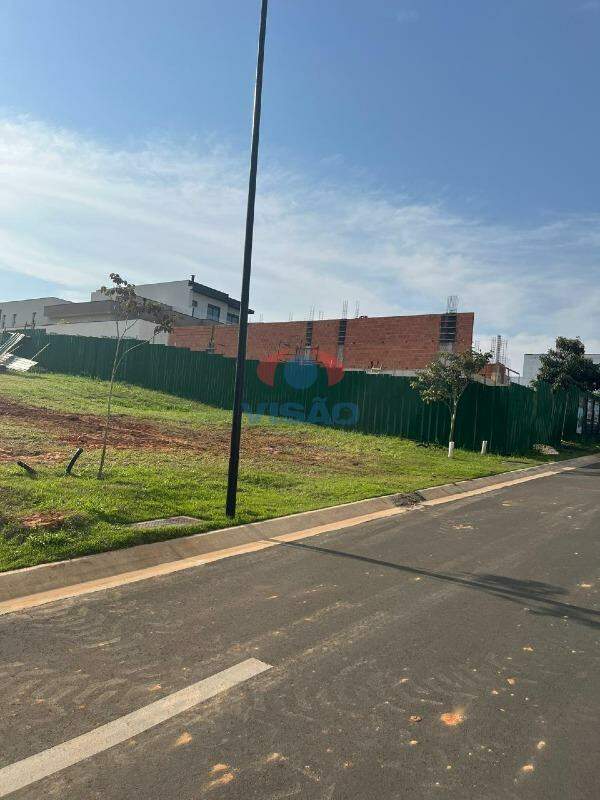 Terreno em condomínio à venda no Vila Inglesa: