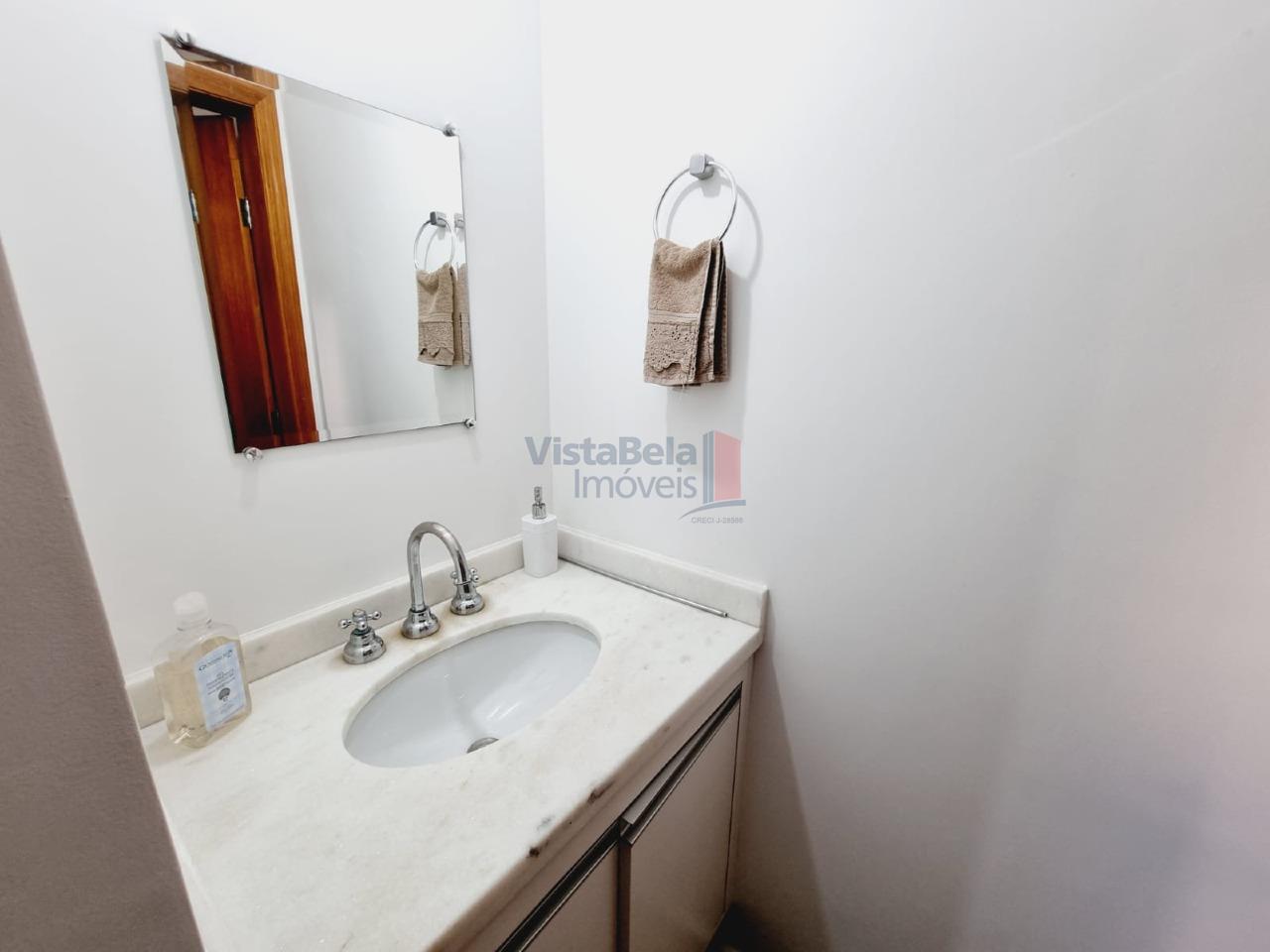 Casa em Condomínio à venda no Caminho Novo: 